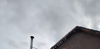 FOTO Acoperișul unei locuințe din satul Anghelești, distrus în totalitate într-un incendiu