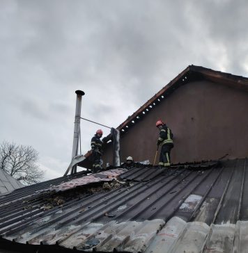 FOTO Acoperișul unei locuințe din satul Anghelești, distrus în totalitate într-un incendiu