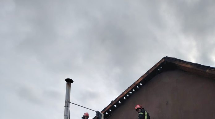 FOTO Acoperișul unei locuințe din satul Anghelești, distrus în totalitate într-un incendiu