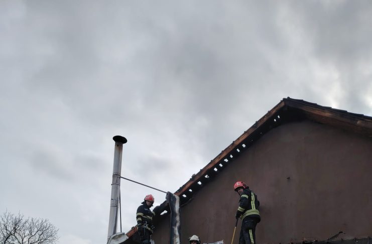 FOTO Acoperișul unei locuințe din satul Anghelești, distrus în totalitate într-un incendiu