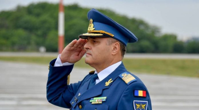 FOTO Comandorul Ion David, ultimul zbor din carieră / Ofițerul de aviație ieșit la pensie s-a născut în comuna Vânători