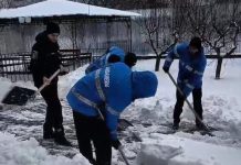 Jandarmii vrânceni au deszăpezit căile de acces la Căminul de bătrâni și Cantina socială din Focșani