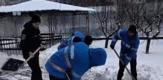 Jandarmii vrânceni au deszăpezit căile de acces la Căminul de bătrâni și Cantina socială din Focșani