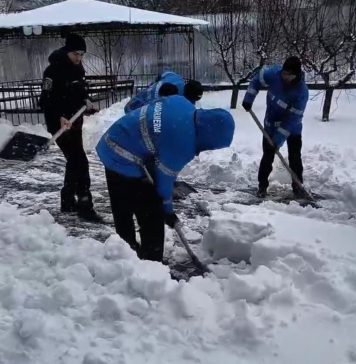 Jandarmii vrânceni au deszăpezit căile de acces la Căminul de bătrâni și Cantina socială din Focșani