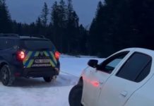 Un autoturism înzăpezit la Soveja, scos din nămeți de jandarmi