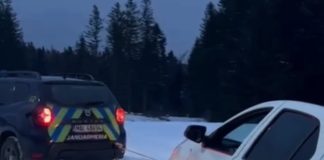 Un autoturism înzăpezit la Soveja, scos din nămeți de jandarmi