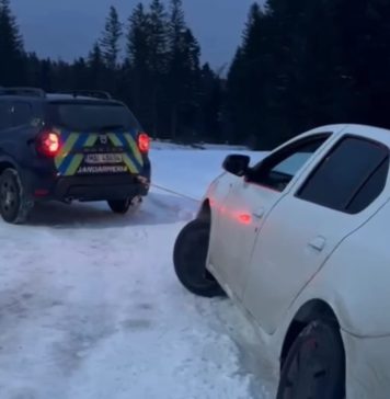 Un autoturism înzăpezit la Soveja, scos din nămeți de jandarmi