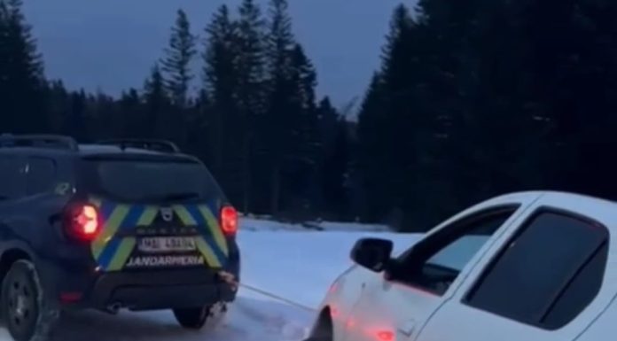 Un autoturism înzăpezit la Soveja, scos din nămeți de jandarmi