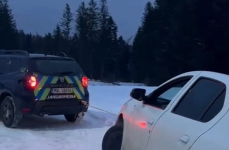 Un autoturism înzăpezit la Soveja, scos din nămeți de jandarmi