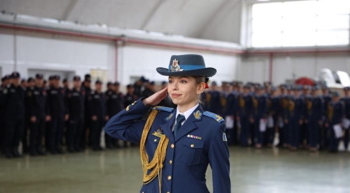 O tânără din Vrancea, șefă de promoție la două unități ale Forțelor Aeriene Române
