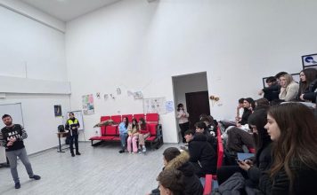 FOTO Activități preventive în mijlocul liceenilor din Odobești: ”Alege-ți cu grijă prietenii online!”