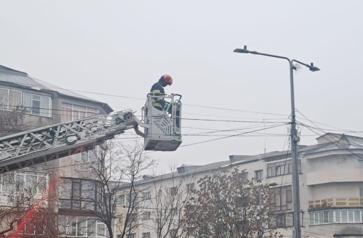 VIDEO Pompierii focșăneni au salvat un porumbel prins într-un stâlp de iluminat public