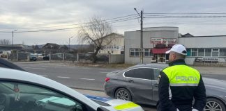 Șofer rănit ușor după ce a ieșit cu mașina în decor