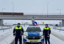 Șoferii, sfătuiți de polițiști să-și echipeze mașinile în contextul fenomenelor de viscol sau ninsoare abundentă