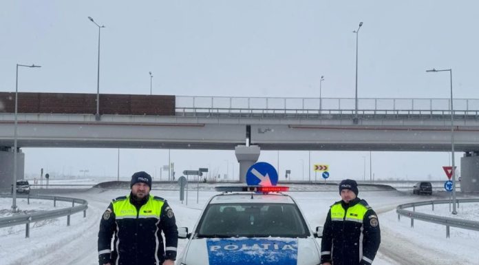 Șoferii, sfătuiți de polițiști să-și echipeze mașinile în contextul fenomenelor de viscol sau ninsoare abundentă