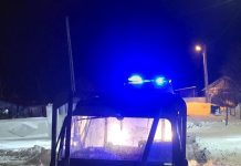 FOTO Femeie bolnavă din Mândrești, adusă cu șenilata ISU la ambulanță