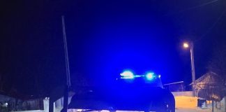 FOTO Femeie bolnavă din Mândrești, adusă cu șenilata ISU la ambulanță