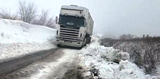 Autoritățile anunță că toate drumurile sunt deschide, dar sunt și blocaje