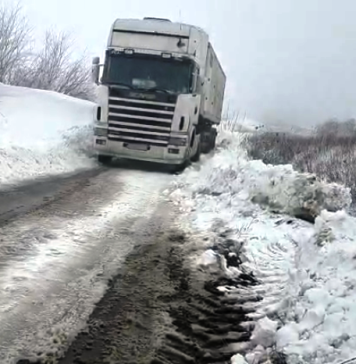 Autoritățile anunță că toate drumurile sunt deschide, dar sunt și blocaje