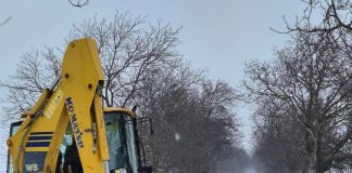 FOTO Mașină rămasă blocată în nămeții de pe DJ 202F, unde nu s-a intervenit pentru deszăpezire / Primăria Bălești a deblocat autoturismul