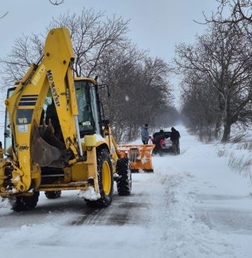 FOTO Mașină rămasă blocată în nămeții de pe DJ 202F, unde nu s-a intervenit pentru deszăpezire / Primăria Bălești a deblocat autoturismul