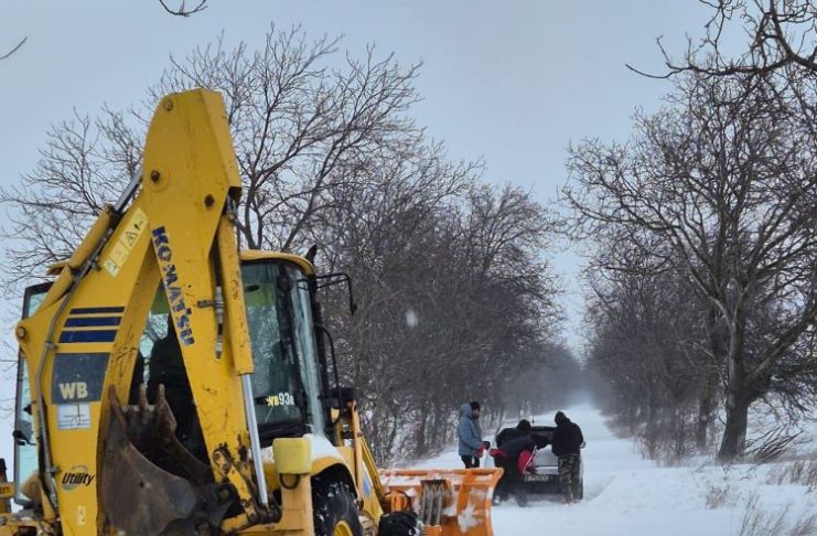 FOTO Mașină rămasă blocată în nămeții de pe DJ 202F, unde nu s-a intervenit pentru deszăpezire / Primăria Bălești a deblocat autoturismul