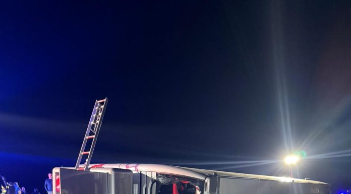 Plan roșu de intervenție în Galați: un autocar s-a răsturnat și a strivit un pasager