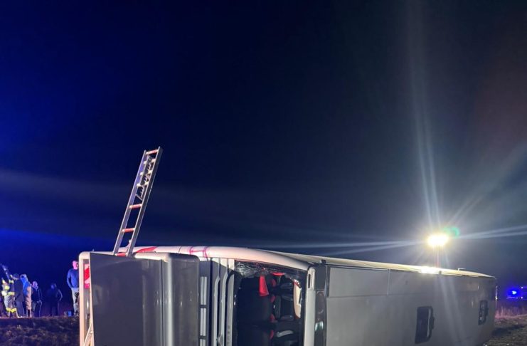 Plan roșu de intervenție în Galați: un autocar s-a răsturnat și a strivit un pasager