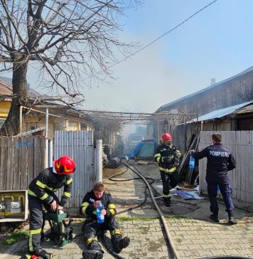 FOTO VIDEO Primele imagini de la incendiul care a cuprins mai multe case în Focșani