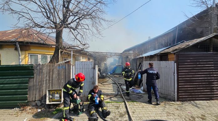 FOTO VIDEO Primele imagini de la incendiul care a cuprins mai multe case în Focșani