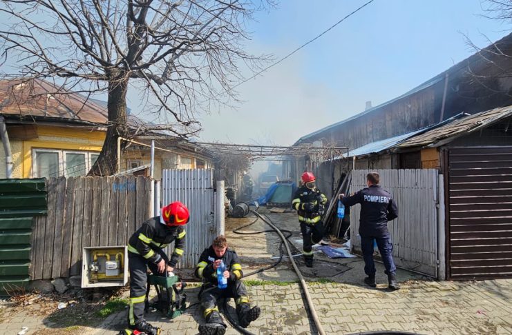 FOTO VIDEO Primele imagini de la incendiul care a cuprins mai multe case în Focșani