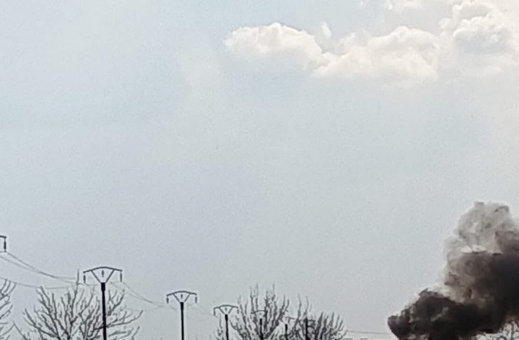 Două persoane au murit într-un accident pe E85. Una din mașini a luat foc