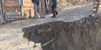 Lucrări de recalibrare a albiei Rm. Sărat, după alunecarea de teren de la Chiojdeni