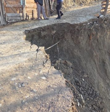 Lucrări de recalibrare a albiei Rm. Sărat, după alunecarea de teren de la Chiojdeni