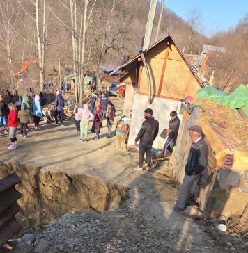 FOTO Alunecare de teren în Chiojdeni / 7 gospodării în pericol