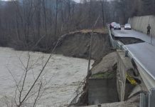 ULTIMA ORĂ S-a reluat circulația vehiculelor pe DJ 205D, la Prahuda, pe un singur fir