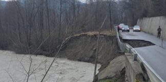 ULTIMA ORĂ S-a reluat circulația vehiculelor pe DJ 205D, la Prahuda, pe un singur fir