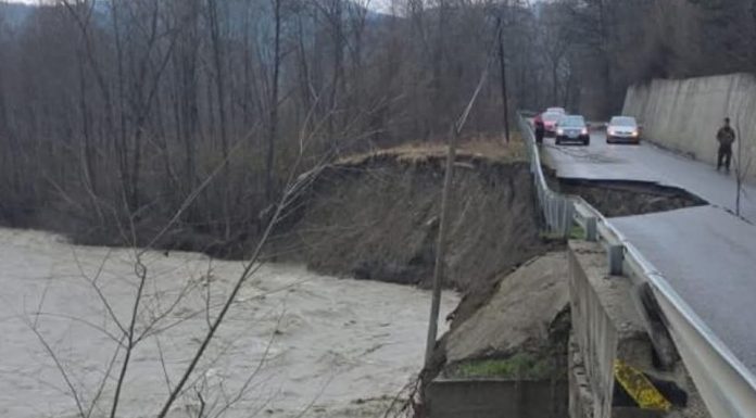 ULTIMA ORĂ S-a reluat circulația vehiculelor pe DJ 205D, la Prahuda, pe un singur fir