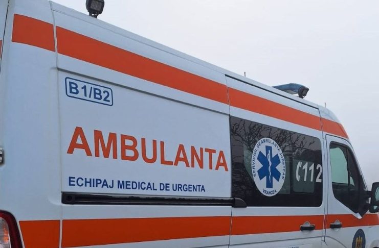 Vânători: copilă de 3 ani, acroșată de o mașină