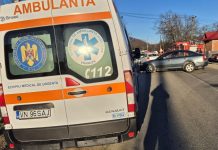 Doi copii răniți după ce mașina în care se aflau a intrat într-un cap de pod