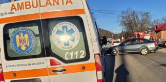 Doi copii răniți după ce mașina în care se aflau a intrat într-un cap de pod
