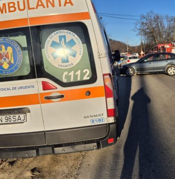 Doi copii răniți după ce mașina în care se aflau a intrat într-un cap de pod