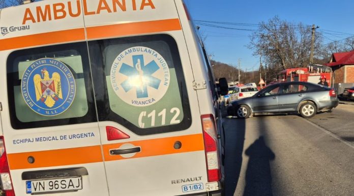 Doi copii răniți după ce mașina în care se aflau a intrat într-un cap de pod