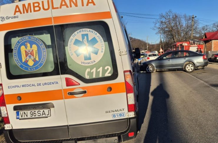 Doi copii răniți după ce mașina în care se aflau a intrat într-un cap de pod