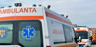 Patru persoane rănite după ce două mașini s-au ciocnit pe E85