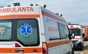 Patru persoane rănite după ce două mașini s-au ciocnit pe E85