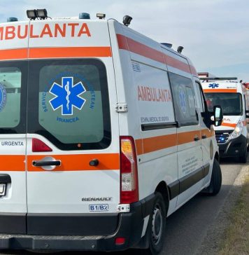 Patru persoane rănite după ce două mașini s-au ciocnit pe E85