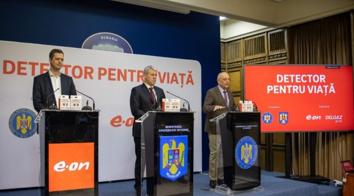 Pompierii vor monta 10.000 detectoare de fum și monoxid de carbon în locuințele din țară, în acest an