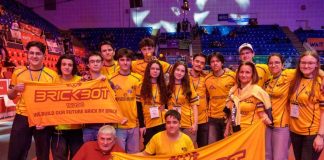 Echipa BrickBot a CN Unirea, calificată la Campionatul Mondial de Robotică din Houston, după ce a doborât recorduri mondiale, are nevoie de sprijinul tău!