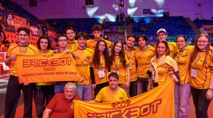 Echipa BrickBot a CN Unirea, calificată la Campionatul Mondial de Robotică din Houston, după ce a doborât recorduri mondiale, are nevoie de sprijinul tău!